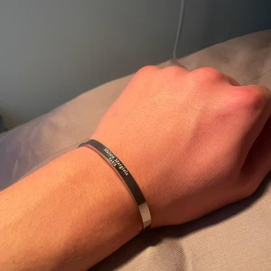 Maison Margiela cuff bracelet - Snyggt och stilrent Maison Margiela armband i äkta silver (925) från Italien. Armbandet är öppet och har en minimalistisk design med diskret gravyr. Perfekt accessoar för en clean look. Medföljer box. Använt extremt sparsamt och har inte en enda repa.