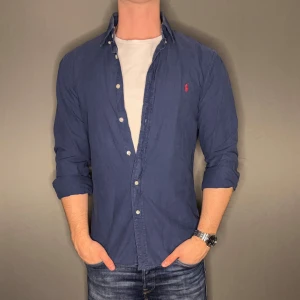 Ralph lauren skjorta - Hej säljer nu min fina Ralph lauren skjorta i storlek M. Den är i nyskick och kommer vara otroligt snygg nu i vår och framåt sommaren. Nypris cirka 1600kr! Vi kommer att sälja liknande produkter nu i vår och närmare sommar så glöm inte följa profilen!🌊🍾