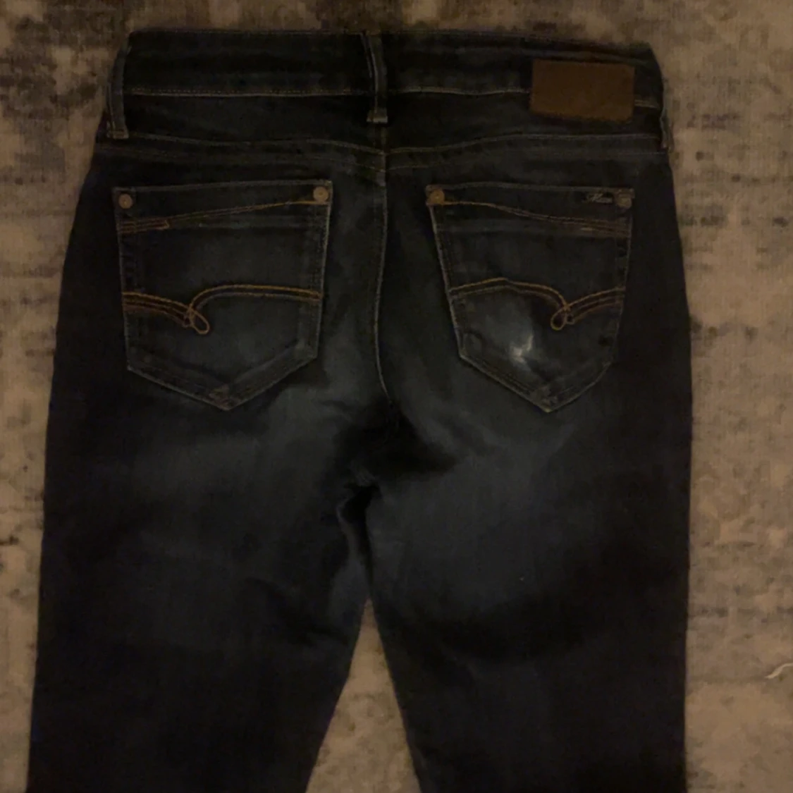 Mörkblåa bootcut jeans