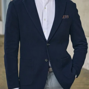 Marinblå Stickad Kavaj - Hej, säljer en Marinblå Stickad Blazer Theo från John Henric, kavajen är använd 1 gång och har inga skador eller märken. Nypris var 1499 kr, säljer den för 600 kr. Priset kan diskuteras. Storleken är M