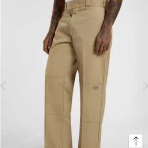 Beiga Dickies work pants W31/L32 - Säljer ett par klassiska beiga Dickies work pants i storlek W31/L32. Byxorna har raka, loose ben och markerade sömmar över knäna. Tillverkade i slitstark bomull med Dickies-logga på benet. Perfekta för en streetwear-look. Nypris: 800kr Några små defekter 