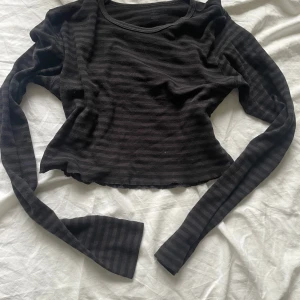 Randig långärmad topp - Randig långärmad topp som går till magen. Perfekt att ha i lite kallare väder eller under en t-shirt för en cool detalj. Köp nu går bra eller skriv om du har frågor!🩷🩷