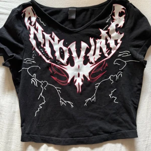 crop top - köpt på vinted (men tror den är ursprungligen från shein) lappen är urtvättad men den sitter som en S/M. ganska stretchigt material! 