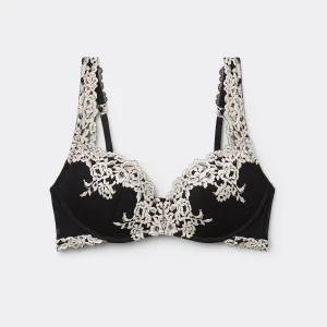 Svart spets bh med broderade detaljer - Supersnygg svart bh  med kontrasterande broderad spets i vitt. Är i nästan helt ny skick, har använts få gånger men inte mycket längre 💞NYPRIS: 519 