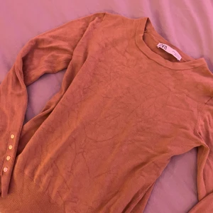 Brun långärmad tröja från Zara - Jätte fin ljusbrun Zara tröja med guldknappar vid handlederna,jätte len och mjuk. Är dock väldigt skrynklig på bilden för har aldrig använt den