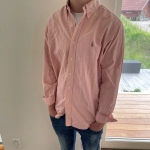 2 Ralph lauren skjortor  - 2 Ralph lauren skjortor som sitter som M