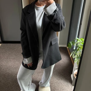 Oversized blazer - Säljer en oversized blazer från Bikbok då jag har två! Storlek xs/s i fint sick, jag är 160cm! Skriv privat ifall fler bilder önskas ☺️