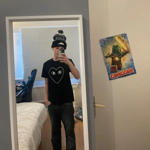Svart t-shirt från Comme des Garçons Play med hjärta - En riktig snygg T-shirt från Comme des Garçons. | Den passar som en vanlig T-shirt. Den passar mig som är 170cm och den passar om man är där omkring i längden. | Det är bara att höra av sig om man har några frågor eller vill ha flera bilder🌄🌄🌄