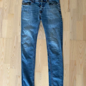 Blå slim jeans från Diesel, stl 29 - Säljer ett par snygga blå jeans från diesel. Ny pris 1999