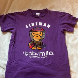 Bape tshirt  - En lila bape tshirt i storlek S/M? Skulle säga att den sitter mer som M. Pris kan diskuteras💕