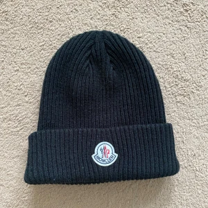 Moncler Mössa - Moncler Mössa använd väldigt få gånger. Ingen storlek