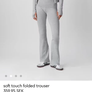 Grå yogapants - Gråa yogapants från Gina Tricot i storlek xxs. Dem är i övrigt bra skick men sömnen har dragits upp lite på ena sidan (bild 4). Men det är inget hål och det syns inte när man har dem på sig💕☺️