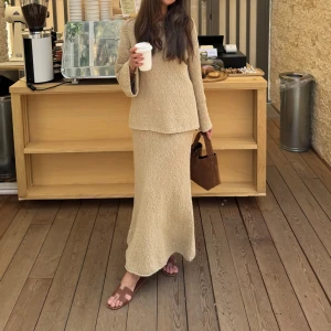 ARKET Beige stickad set  - Supermysig beige stickad set med långa ärmar. Klänningen har en enkel rund halsringning och ett grovt, strukturerat stickat material som känns både chill och trendigt. Perfekt för dig som gillar en avslappnad men ändå stilren look.