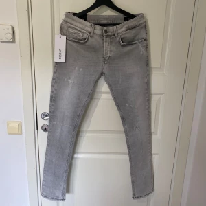 Dondup jeans - Säljer dessa helt nya dondup jeans med tags kvar. Storlek w31. Nypris 3600 säljs för 899 Kom dm för frågor eller funderingar!