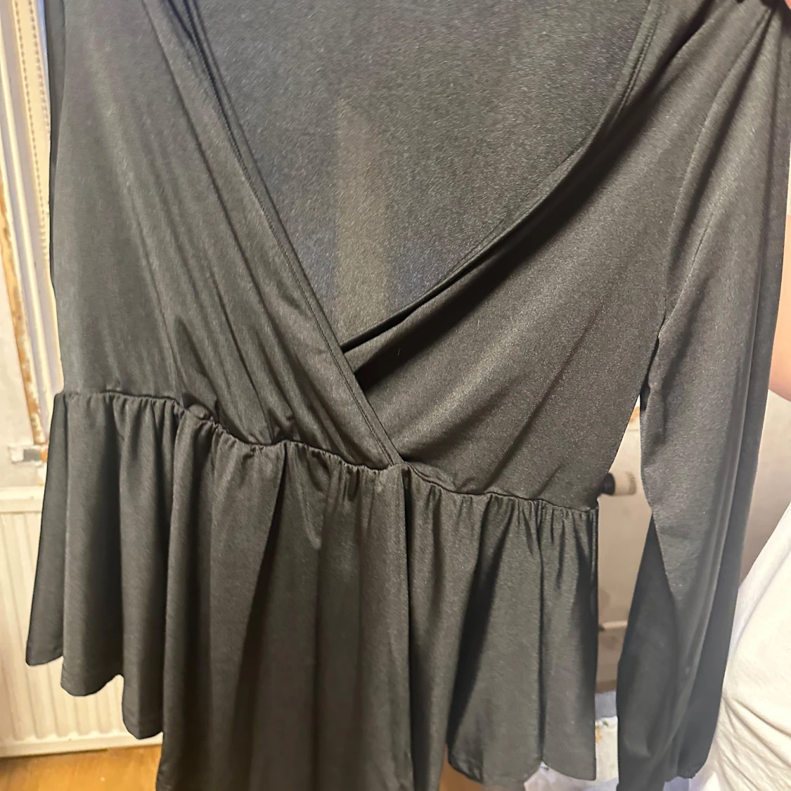 Svart omlottopp från SHEIN Curve - 1