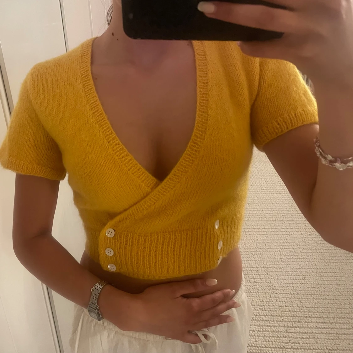 Gul croppad omlottopp med knappar