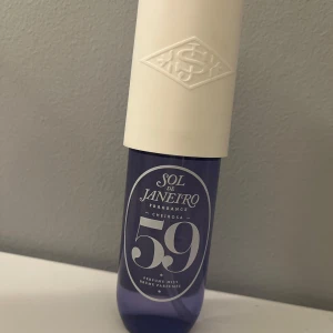 Sol de Janeiro Cheirosa 59 Perfume Mist - OM MAN GÅR IN PÅ MIN PROFIL OCH KOLLAR EN ANNONS UPP SÅ ÄR DE FRI FRAKT PÅ SAMMA VARA! Säljer min Sol de Janeiro Cheirosa 59 Perfume Mist då den inte längre kommer till användning. Den är inte använd så många gånger, mycket kvar. Nypris ca.299kr.  Pris går att diskuteras💕💕