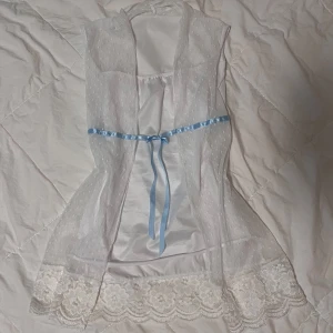 Vintage Topp  - Vet inte storleken eller vilket märke det är men här är måtten - Midjan: 68cm , Byst: 74cm , Längd: 61cm
