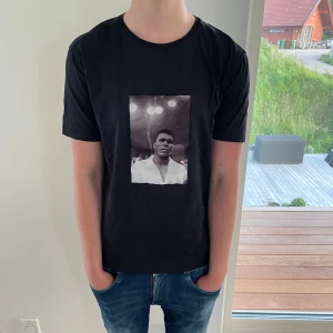 Limitato T-Shirt - Säljer nu denna Limitato T-shirt där allt og så som box och prislapp ingår, skriv för fler bilder/frågor🙌🏼