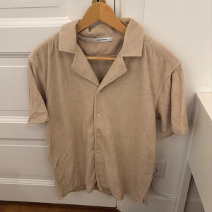 Beige Frottéskjorta John Henric - Nypris: Ca 1000 kr Extremt bra skick! Storlek: S