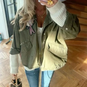 Grön jeansjacka med tryck!  - Säljer denna supersnygga och populära jeansjacka från H&M! Bilden är lånad! 