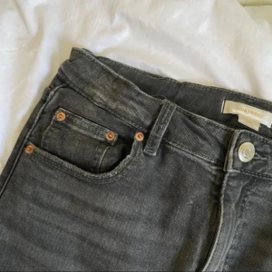 Svarta bootcut jeans från Gina Tricot - Snygga svarta jeans från Gina Tricot med bootcut-modell. Materialet är jeans i bomullsblandning och därför är Jensen stretchiga!!🩶🩶 säljer för att de är för korta på mig :)