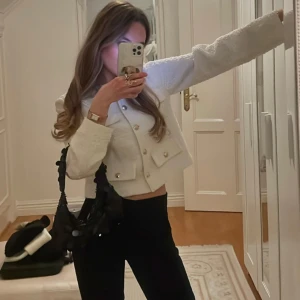 Croppad blazer med guldknappar - Skitsnygg croppad blazer och så skön🤍min egen bild! 
