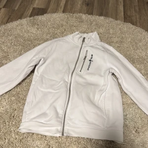 Sail racing hoddie med zip - Sail racing hoodie med zip. Riktigt bra skick. Har ett litet märke som knappt syns annars är den i bra skick