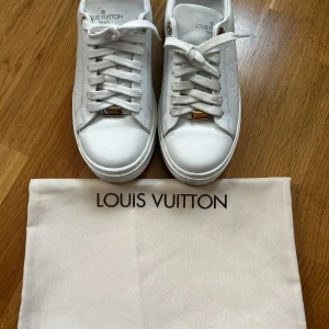 Vita sneakers - Snygga skor som endast är använda en gång. #louisvouitton