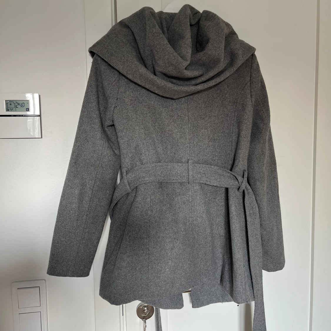 Grå kappa med huva från Amisu - 2