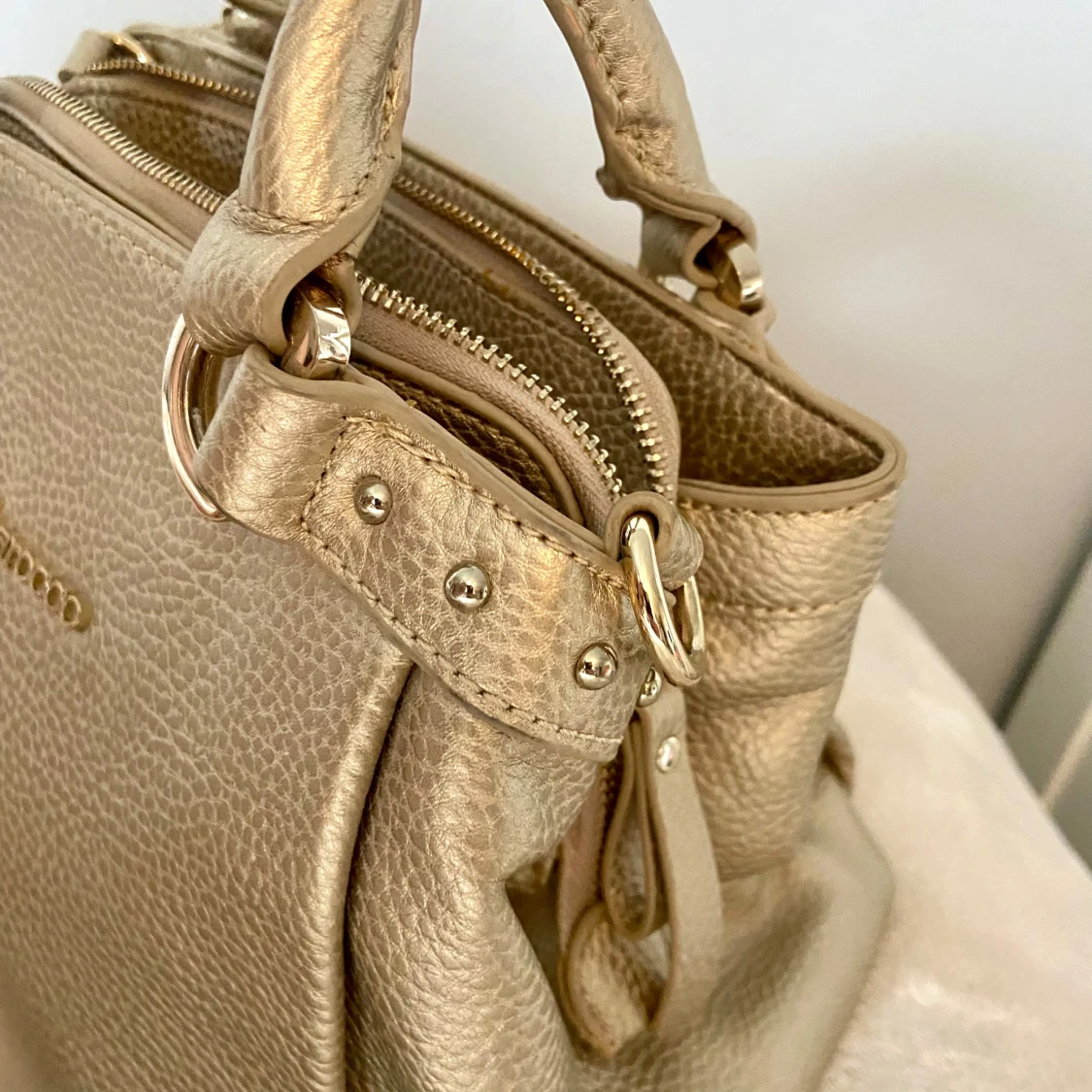 Guldig handväska från Roccobarocco - 3