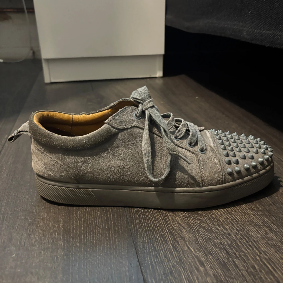 Louboutin skor grå - 1