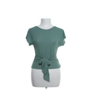 Grön t-shirt - Grön t-shirt med knyte på framsidan från Zara i strl S