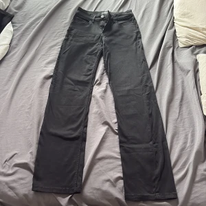 Svarta raka jeans från Vero Moda - Svarta jeans från Vero Moda med klassisk femficksdesign och raka ben. Byxorna har normal midja, dragkedja och knapp framtill. Materialet är mjukt och stretchigt för extra komfort. Perfekta till sneakers eller boots. Pris kan diskuteras vid snabb affär.