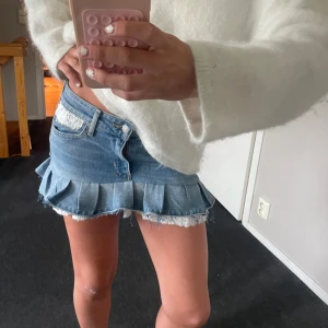 Levi's jeanskjol spets detaljer😍 - Supersöt lågmidjad ljusblå jeanskjol från Levis storleken är som en s-xs❣️.