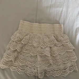 Vit spetskjol - Säljer denna fina spetskjolen jag köpt utomlands som är mycket bra skick! Stl: Xs/S (funkar för båda) Perfekt för sommar när du ska till stranden eller stan 😍😍 meddela gärna om du har några frågor 🩷