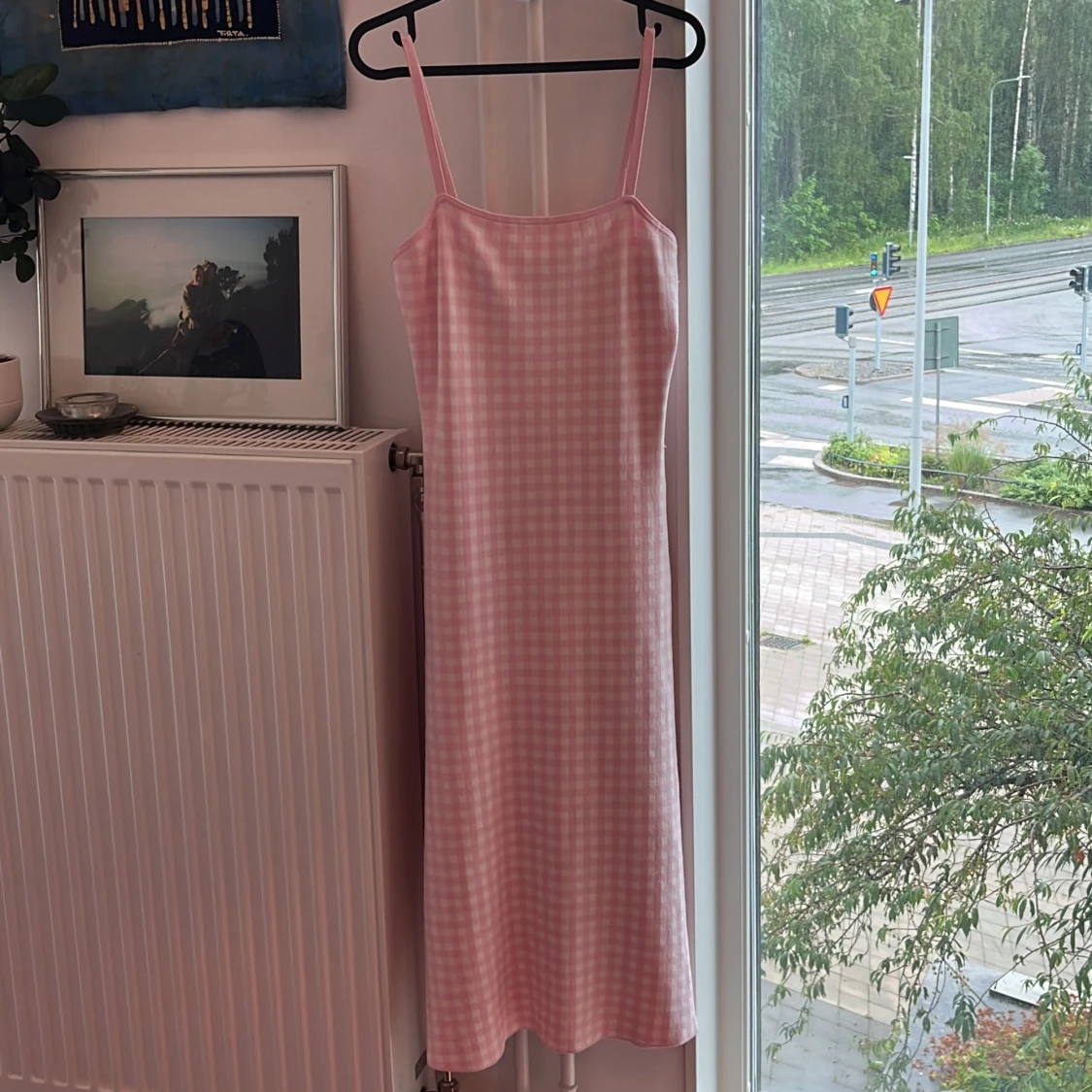 Rutig rosa och vit långklänning - 1