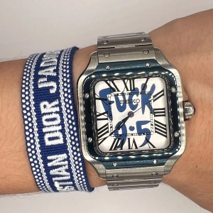 Seiko automatisk klocka med fyrkantig boett - Säljer en Seiko automatisk klocka med unik vit urtavla och svarta romerska siffror samt mörk blå detaljer. Robust boett i rostfritt stål och integrerad länk. 	•	Automatisk urverk 	•	Datumvisning 	•	40 mm boett 	•	Rostfritt stål Matchande lyxarmband med stora stenar ingår!  Allt i mycket fint skick – perfekt för dig som vill sticka ut med stil!