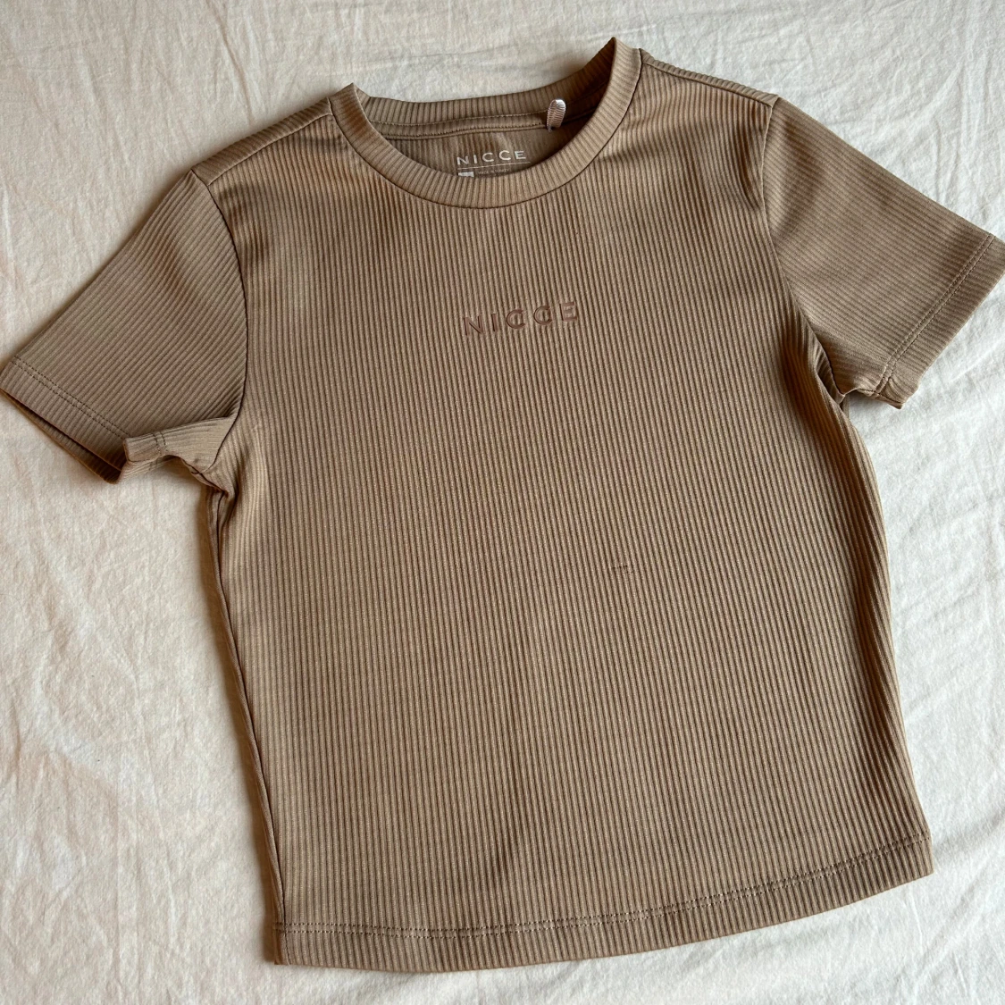 Beige ribbad t-shirt från Nicce