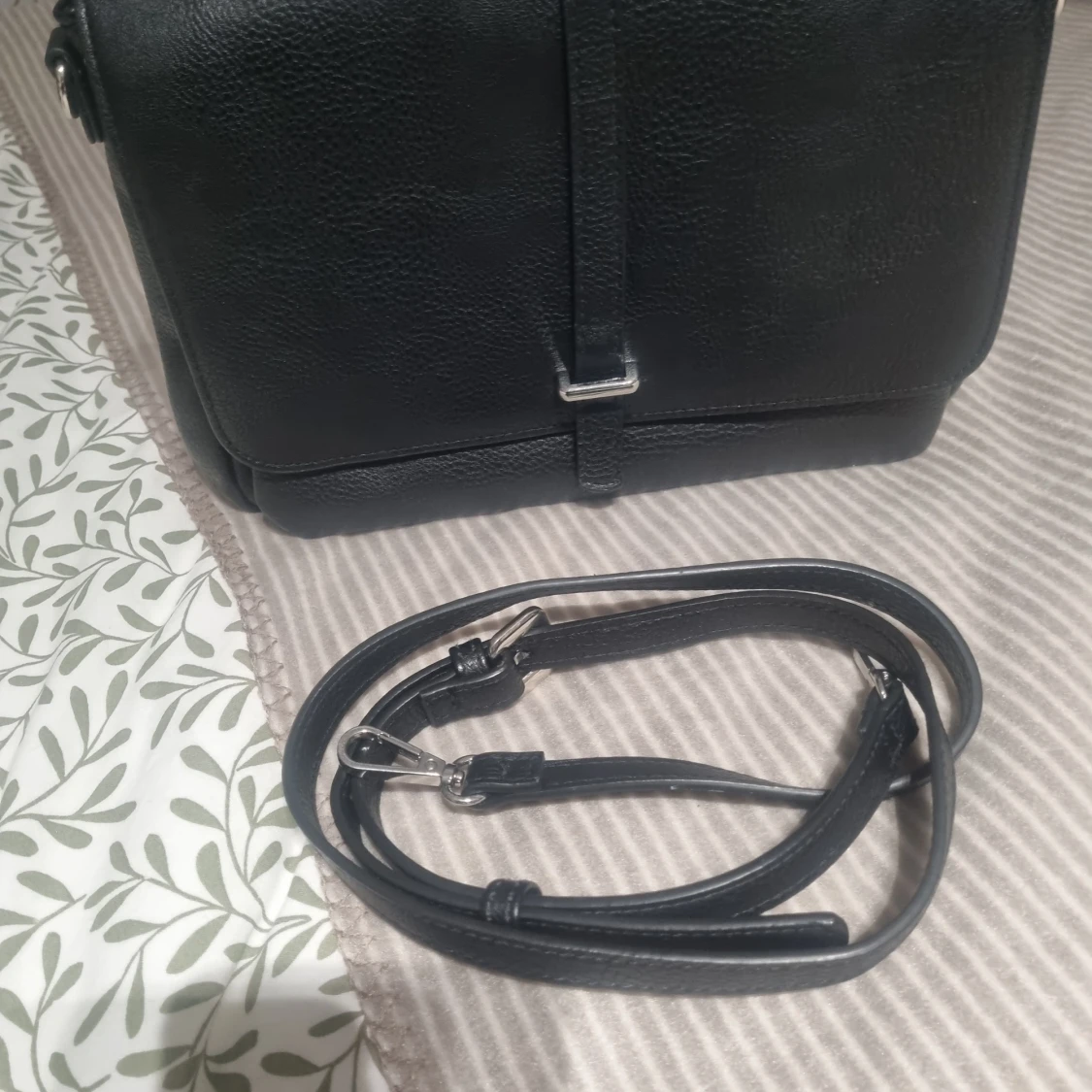 Svart axelväska med dragkedjor