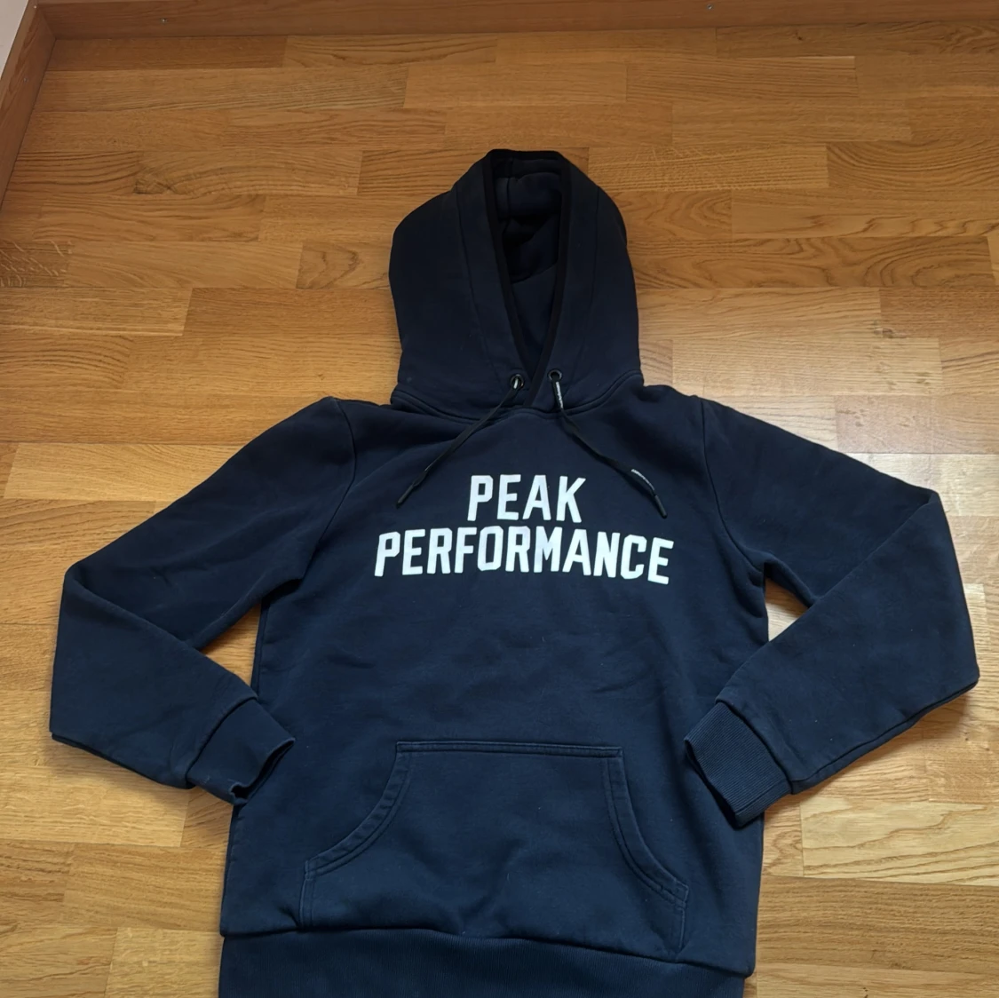Svart hoodie Peak Performance