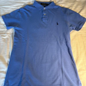 Ralph Lauren Piké - Säljer en blå kortarmad pikétröja av Ralph Lauren, detta då den blivit för liten för mig. Modellen är Slim fit och storlek S. ☺️