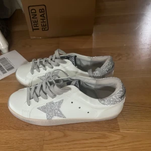 LÄS BESKRIVNINGEN! - Om de e någon som av någon anledning har 2 höger golden goose skor och vill ha en höger kontakta mig gärna! Eller om någon vill köpa två vänster skor