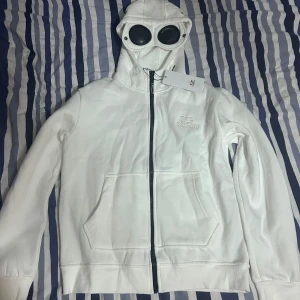 C.P. Company Hoodie - Tjena! Säljer min C.P. Company Hoodie då jag fick den i present och den passade inte så bra, säljer rätt billigt då jag vill ha pengar snabbt. Priset kan diskuteras vid snabb affär. Skriv om ni undra nått.