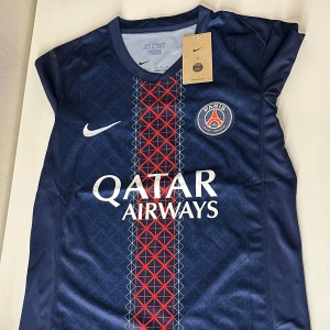 PSG hemma tröja 25/26 - Är du ett riktigt PSG-fan? Då är det dags att visa det med stil! Hos oss på BallerDrip hittar du Paris Saint-Germain-tröjor i alla storlekar, från junior till vuxen. Oavsett om du hejar från soffan eller planen – vi har tröjan för dig!  ✅ Alla storlekar tillgängliga ✅ Toppkvalitet – bäst i Sverige ✅ Snabb leverans & schyssta priser  Du hittar inte bättre kvalitet någonstans i Sverige – det garanterar vi! Skynda att beställa innan din storlek tar slut!