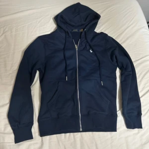 Ralph Lauren Hoodie - Tjena! Dax att sälja min Ralph lauren Hoodie då den inte passar så bra längre. Inte använd mycket alls och den är i ny skick. Skriv om ni är intresserade. 