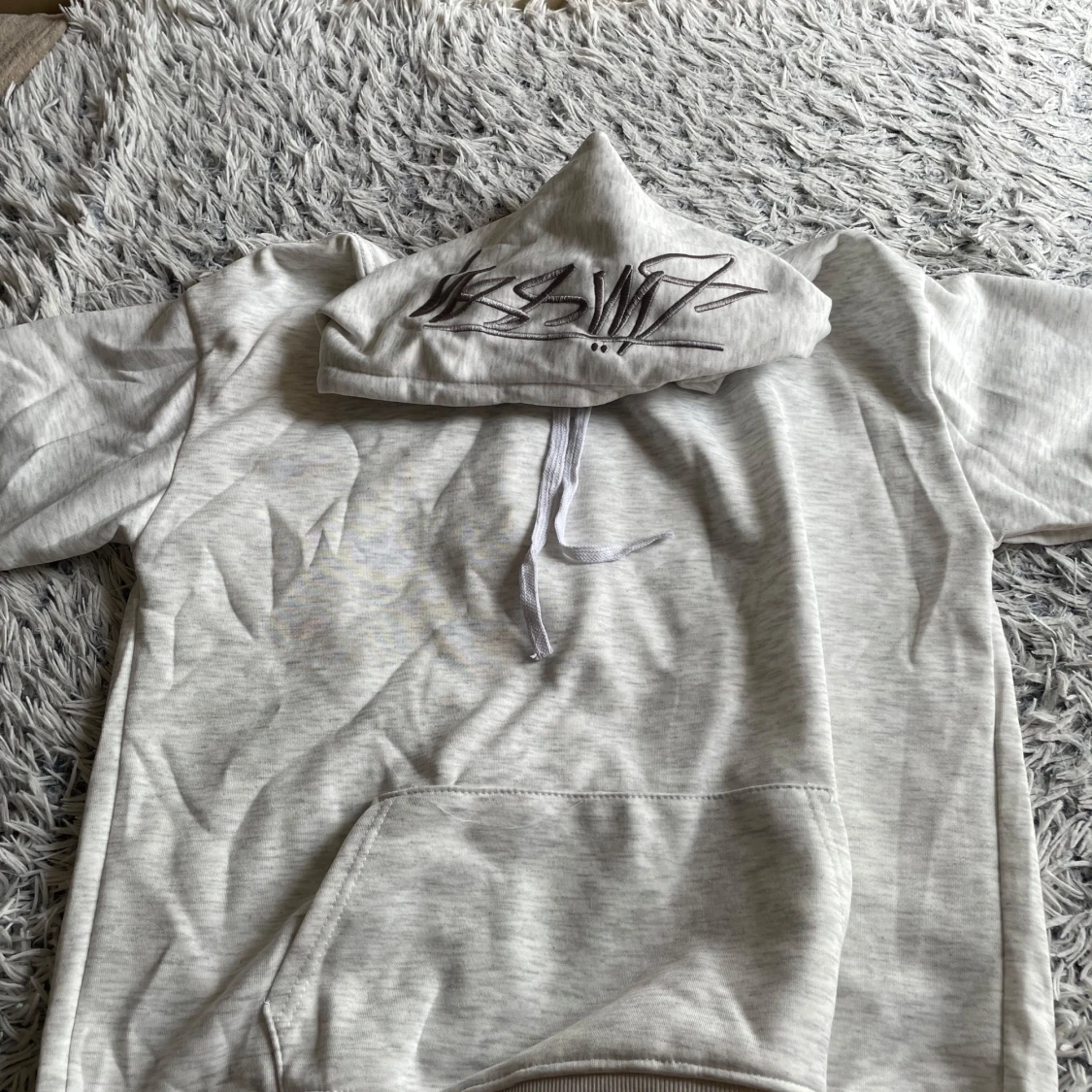 Ljusgrå stussy hoodie 