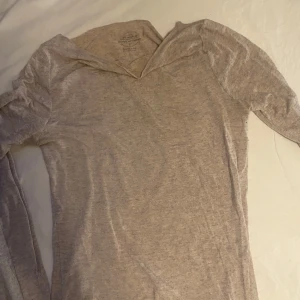 Beige tröja från Intimissimi - Superskön och tunn beige långärmad tröja från Intimissimi. Sitter snyggt och passar till allt. Har nästan aldrig använd den❤️
