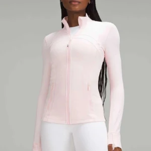  Lululemon strawberry milkshake - Supersnygg ljusrosa jacka från Lululemon med figurnära passform. Mer rosa i verkligheten, ser lite ljusare ut på bilden. Fint skick!🌸 Lappen på insidan är bortklippt men jackan är i stolek 8 vilket motsvarar ungefär S/M.