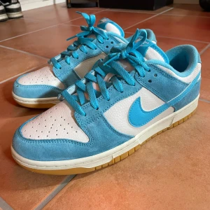 Nike Dunk Low SE 42 - Färg Phantom/ Baltic Blue. Storlek 42. Endast testade, råkade klicka hem fel storlek. Pris kan diskuteras. 